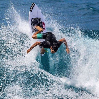 Dakine Surfing
